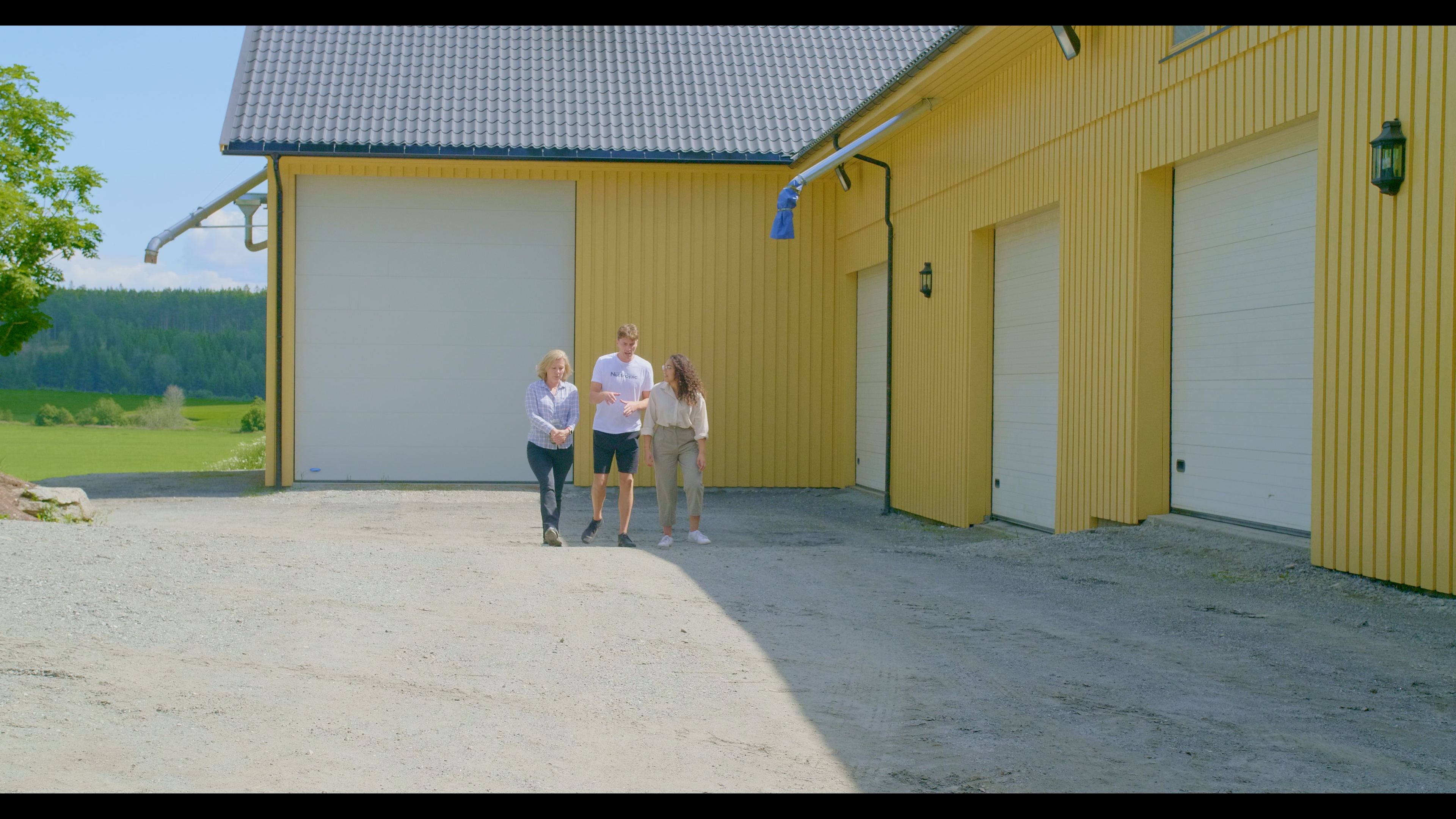 Dave Wright, Salma og Ingunn foran driftsbygningen på Tveter gård